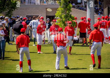 Irvine, California, USA. 16 settembre 2018. Alla dedica di un Irvine, CALIFORNIA, stadio di softball, i giocatori in uniforme trascorrono il tempo libero giocando a Frisbee. (Immagine di credito: © Spencer Grant/ZUMA Press Wire) SOLO USO EDITORIALE! Non per USO commerciale! Foto Stock