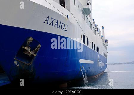 Traghetto Axaios al porto di Skala, isola Agistri, gruppo di isole Saroniche. Estate 2023 Foto Stock