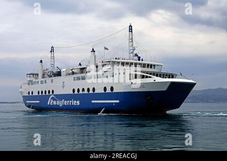 Traghetto Axaios al porto di Skala, isola Agistri, gruppo di isole Saroniche. Estate 2023 Foto Stock