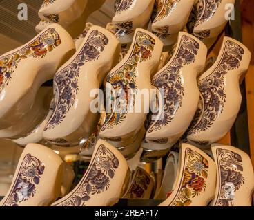 Zoccoli di legno olandesi decorati appesi in vendita in un negozio di Amsterdam Foto Stock