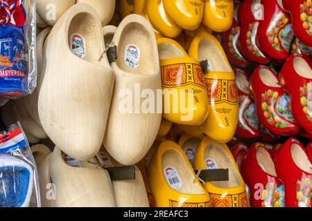 Zoccoli in legno olandesi fabbricati in serie in vendita nei negozi turistici come cimeli delle vacanze in colori vivaci Foto Stock