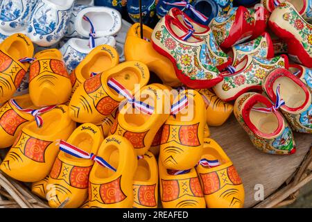 Zoccoli in legno olandesi fabbricati in serie in vendita nei negozi turistici come cimeli delle vacanze in colori vivaci Foto Stock