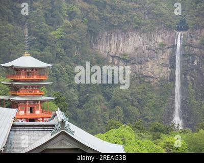 In alto sul Monte Nachi, i pellegrini visitano il complesso del tempio-santuario Kumano di Nachi Taisha e Seigantoji, situato vicino alla cascata più alta del Giappone. Foto Stock