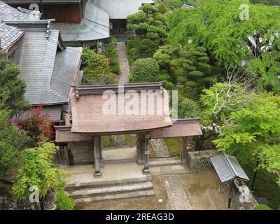 Alcuni degli edifici del tempio a Seigantoji, in alto sul Monte Nachi e uno dei principali percorsi di pellegrinaggio per il sentiero Kumano Kodo. Foto Stock