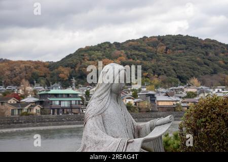 Statua di un romanziere, poeta e dama di compagnia giapponese alla corte dell'era Heian Murasaki Shikibu sul fiume Uji. L'autore de il racconto di Genji Foto Stock