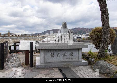 Statua di un romanziere, poeta e dama di compagnia giapponese alla corte dell'era Heian Murasaki Shikibu sul fiume Uji. L'autore de il racconto di Genji Foto Stock