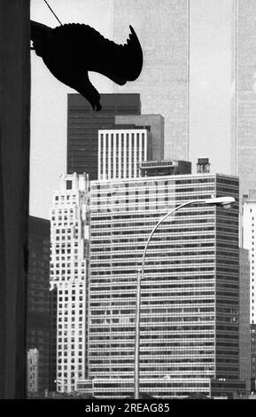 AJAXNETPHOTO. LUGLIO 1975. BROOKLYN, NEW YORK, USA. - SCULTURA EAGLE - ICONICO PUNTO DI RIFERIMENTO DELL'EAGLE DI BROOKLYN SU UN VECCHIO EDIFICIO DI MAGAZZINO SI AFFACCIA SULLE TORRI DEI GRATTACIELI DI LOWER MANHATTAN ATTRAVERSO L'EAST RIVER, COMPRESE LE TORRI DEL WORLD TRADE CENTER DISTANTI. FOTO:JONATHAN EASTLAND/AJAXREF:750024 8 39 Foto Stock