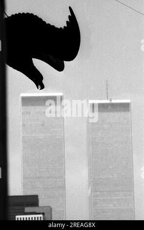 AJAXNETPHOTO. LUGLIO 1975. BROOKLYN, NEW YORK, USA. - BROOKLYN EAGLE - ICONICO PUNTO DI RIFERIMENTO DELL'EAGLE DI BROOKLYN SU UN VECCHIO EDIFICIO DI MAGAZZINI SI AFFACCIA SULLE TORRI GEMELLE DEL WORLD TRADE CENTER ATTRAVERSO L'EAST RIVER A LOWER MANHATTAN. FOTO:JONATHAN EASTLAND/AJAXREF:750036 11 65 Foto Stock