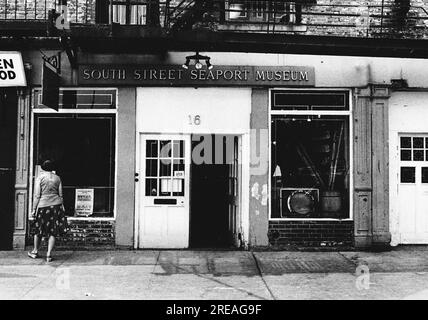 AJAXNETPHOTO. LUGLIO 1975. NEW YORK, USA. - LOWER MANHATTAN - 16 FULTON STREET, INGRESSO AL SOUTH STREET SEAPORT MUSEUM NEI VECCHI EDIFICI DI SCHERMERHORN. QUEST'AREA DA ALLORA È STATA RIQUALIFICATA E RIPULITA. FOTO:JONATHAN EASTLAND/AJAXREF:340 232404 108 Foto Stock