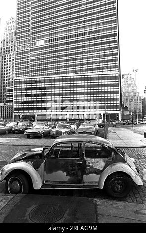 AJAXNETPHOTO. LUGLIO 1975. NEW YORK, USA. - LOWER MANHATTAN - UN'AUTO VOLKSWAGEN BRUCIATA ABBANDONATA SU WATER STREET CHE GUARDA VERSO IL 127 DI JOHN STREET. FOTO:JONATHAN EASTLAND/AJAXREF:750047 17A 30 Foto Stock