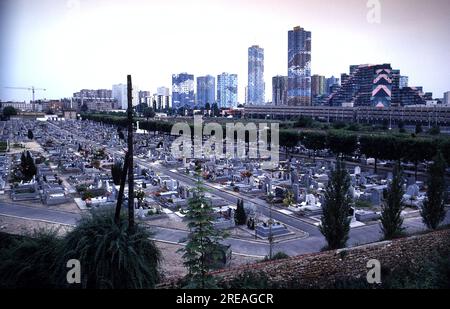 AJAXNETPHOTO. 2 NOVEMBRE 1983. PARIGI, NANTERRE, FRANCIA - LE TORRI RESIDENZIALI DI EDILIZIA POPOLARE PROGETTATE DA EMILE AILLAUD NELLA "CITAZIONE DI PABLO PICASSO" CONOSCIUTA COME LE TORRI DELLE NUVOLE, VISITANO NUAGES, NEL QUARTIERE DI NANTERRE, VISTE OLTRE IL NUOVO CIMITERO DI PUTEAUX, NANTERRE, ILE-DE-FRANCE. FOTO:JONATHAN EASTLAND/AJAX RIF: 842143 118 Foto Stock