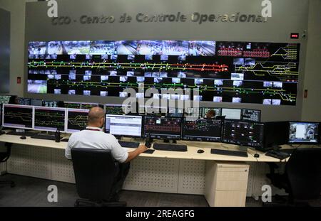 salvador, bahia, brasile - 14 giugno 2013: sala operativa di controllo del sistema metropolitano nella città di salvador. Foto Stock