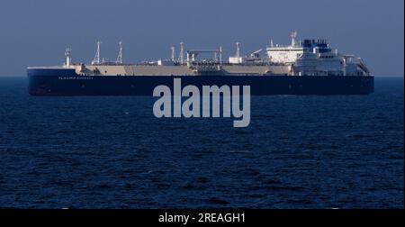 AJAXNETPHOTO. 3 MAGGIO 2023. DUNKERQUE, FRANCIA. - VETTORE DI GNL CHE ROMPE IL GHIACCIO - IL VETTORE DI GAS NATURALE LIQUIDO CARICO VLADIMIR RUSANOV ANCORATO NELLE STRADE DELLA MANICA TRA CALAIS E DUNKERQUE.PHOTO:JONATHAN EASTLAND/AJAX REF:M1X 230805 5030135 Foto Stock