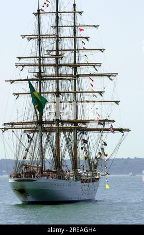 AJAXNETPHOTO. 2005. PORTSMOUTH, INGHILTERRA - VISITATORE DI NAVI ALTE - LA NAVE DA ADDESTRAMENTO BRASILIANA DOTATA DI ATTREZZATURA QUADRATA CISNE BRANCO ANCORATA A SPITHEAD. FOTO:JONATHAN EASTLAND/AJAX RIF:D1 52706 0167 Foto Stock