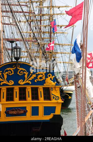 AJAXNETPHOTO. 1 LUGLIO 2005. PORTSMOUTH, INGHILTERRA. - FESTIVAL INTERNAZIONALE DEL MARE - LA STERNA DELLA NAVE REPLICA DEL XVIII SECOLO GRAND TURK. FOTO:JONATHAN EASTLAND/AJAX RIF:D150307 2 217 Foto Stock