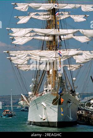 AJAXNETPHOTO. 1998, PORTSMOUTH, INGHILTERRA. - FESTIVAL DEL MARE - VISITATORE MERIDIONALE - LA NAVE DA ADDESTRAMENTO "LIBERTAD" CADET DELLA MARINA ARGENTINA È STATA LA PRIMA PIAZZA ATTREZZATA AD ARRIVARE A PORTSMOUTH PER IL FESTIVAL INTERNAZIONALE. FOTO:JONATHAN EASTLAND/AJAX RIF:FOTS98 LIBERTAD Foto Stock