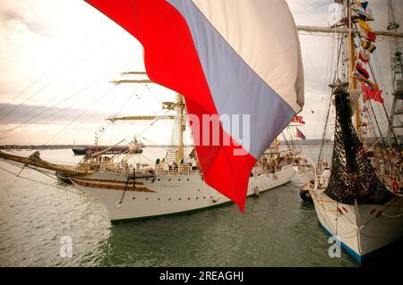 AJAXNETPHOTO. 3 LUGLIO 2005. PORTSMOUTH, INGHILTERRA - INTERNATIONAL FESTIVAL OF THE SEA 2005 - PIÙ DI 35 VELIERI HANNO PARTECIPATO ALL'IFOS 2005. QUI, LA NAVE DI ADDESTRAMENTO NORVEGESE SORLANDET SI PREPARA A SALPARE A FIANCO DEL VELIERO MONTENEGRAN JADRAN. FOTO:JONATHAN EASTLAND/AJAX RIF:R50307 440 Foto Stock