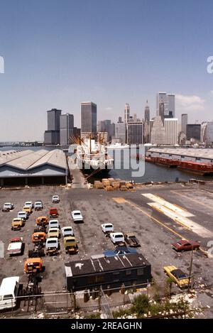 AJAXNETPHOTO. LUGLIO 1975. NEW YORK, USA. - LO SKYLINE DI LOWER MANHATTAN - VISTO DAI MOLI DELL'AUTORITÀ PORTUALE DI BROOKLYN ATTRAVERSO L'EAST RIVER; LE TORRI DEL TWIN WORLD TRADE CENTER SI TROVANO PROPRIO DIETRO LA "TORTA DI NOZZE" IN STILE 120 WALL STREET. FOTO:JONATHAN EASTLAND/AJAXREF:0775 20A 141 Foto Stock