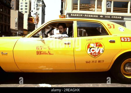 AJAXNETPHOTO. LUGLIO 1975. BROOKLYN, NEW YORK, USA. - LOVE TAXI - ICONICO TAXI GIALLO DI BROOKLYN ALL'ANGOLO TRA HENRY STREET E MONTAGUE STREET, BROOKLYN HEIGHTS. FOTO:JONATHAN EASTLAND/AJAXREF:601873 156 Foto Stock