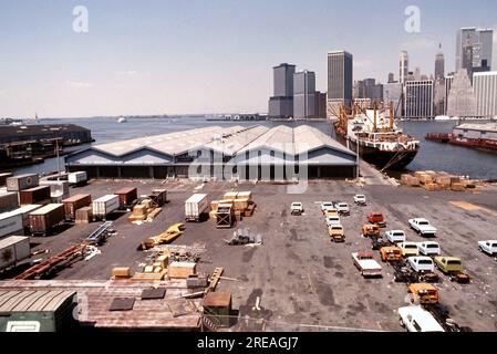 AJAXNETPHOTO. LUGLIO 1975. NEW YORK, USA. - LO SKYLINE DI LOWER MANHATTAN - VISTO DAI MOLI DELL'AUTORITÀ PORTUALE DI BROOKLYN ATTRAVERSO L'EAST RIVER; IL TWIN WORLD TRADE CENTER SI ERGE PROPRIO DIETRO LA "TORTA DI NOZZE" IN STILE 120 WALL STREET. FOTO:JONATHAN EASTLAND/AJAXREF:601879 142 Foto Stock