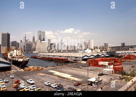 AJAXNETPHOTO. LUGLIO 1975. NEW YORK, USA. - LO SKYLINE DI LOWER MANHATTAN - VISTO DAI MOLI DELL'AUTORITÀ PORTUALE DI BROOKLYN ATTRAVERSO L'EAST RIVER; IL TWIN WORLD TRADE CENTER TOWERS CENTER SI TROVA DIETRO LA "TORTA DI NOZZE" IN STILE 120 WALL STREET. FOTO:JONATHAN EASTLAND/AJAXREF:601881 155 Foto Stock