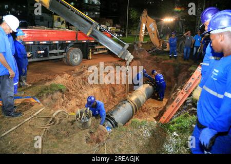 salvador, bahia, brasile - 18 giugno 2023: I lavoratori di Embasa riparano tubi nella rete di distribuzione dell'acqua potabile a Salvador. Foto Stock