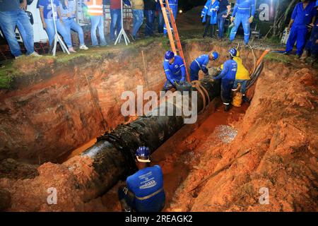 salvador, bahia, brasile - 18 giugno 2023: I lavoratori di Embasa riparano tubi nella rete di distribuzione dell'acqua potabile a Salvador. Foto Stock