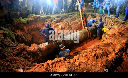 salvador, bahia, brasile - 18 giugno 2023: I lavoratori di Embasa riparano tubi nella rete di distribuzione dell'acqua potabile a Salvador. Foto Stock