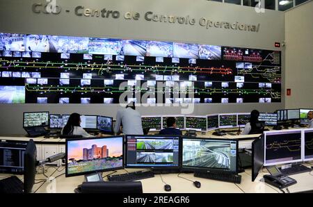 salvador, bahia, brasile - 14 giugno 2013: sala operativa di controllo del sistema metropolitano nella città di salvador. Foto Stock