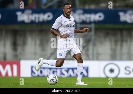 Juan Jesus dell'SSC Napoli in azione durante la partita di calcio amichevole pre-stagionale tra SSC Napoli e SPAL. Il match terminò con 1-1 pareggi. Foto Stock