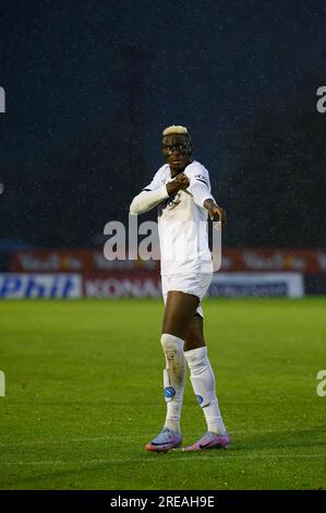 Victor Osimhen della SSC Napoli gestisce durante la partita di calcio amichevole pre-stagionale tra SSC Napoli e SPAL. Il match terminò con 1-1 pareggi. Foto Stock