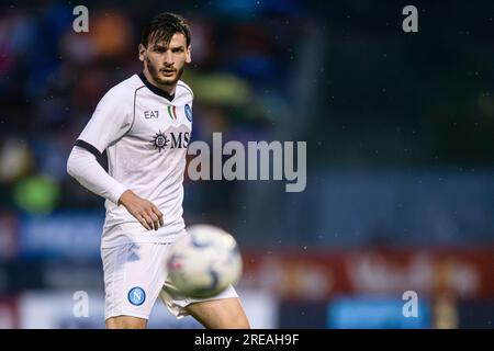 Khvicha Kvaratskhelia dell'SSC Napoli in azione durante la partita di calcio amichevole pre-stagionale tra SSC Napoli e SPAL. Il match terminò con 1-1 pareggi. Foto Stock