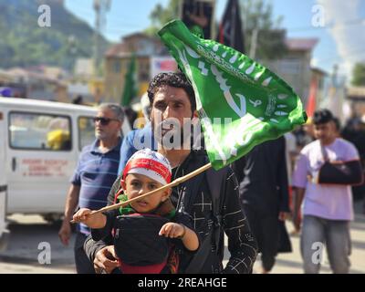 Srinagar, India. 26 luglio 2023. 26 luglio 2023, Srinagar, India: Gli Shai in lutto prendono parte a una processione il settimo giorno di Muharram a Srinagar. Muharram è il primo mese del calendario islamico. È uno dei mesi più sacri del calendario islamico. I musulmani sciiti commemorano Muharram come un mese di lutto in ricordo del martirio del nipote del profeta islamico Imam Hussain. Il 26 luglio 2023 a Srinagar, in India. (Foto di Umer Qadir/ Credit: Eyepix Group/Alamy Live News Foto Stock