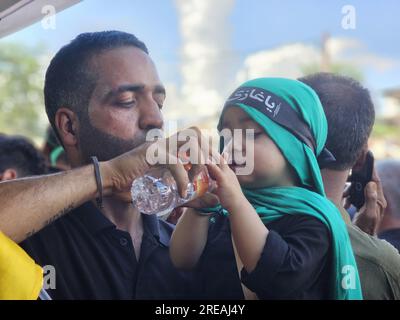 Srinagar, India. 26 luglio 2023. Gli Shai in lutto prendono parte a una processione il 7° giorno di Muharram a Srinagar. Muharram è il primo mese del calendario islamico. È uno dei mesi più sacri del calendario islamico. I musulmani sciiti commemorano Muharram come un mese di lutto in ricordo del martirio del nipote del profeta islamico Imam Hussain. Il 26 luglio 2023 a Srinagar, in India. (Immagine di credito: © Umer Qadir/eyepix tramite ZUMA Press Wire) SOLO USO EDITORIALE! Non per USO commerciale! Foto Stock