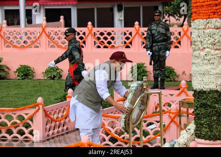 26 luglio 2023, Drass Kashmir, India : il ministro della difesa dell'Unione indiana Rajnath Singh pone una corona al monumento di guerra durante la celebrazione del "Vijay Diwas" o giorno della vittoria a Drass, circa 160 km (99 miglia) ad est di Srinagar. L'esercito indiano commemora ogni anno il "Vijay Diwas" in memoria di oltre 500 soldati uccisi tredici anni fa durante una guerra con il Pakistan. La guerra ebbe luogo sulle montagne dei settori di Kargil e Drass, presso la linea di controllo o una linea militare di cessate il fuoco, che divise il Kashmir tra i due rivali dell'Asia meridionale. Il 26 luglio 2023 a Drass Kashmir, India.(foto di Firdou Foto Stock