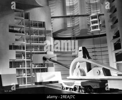 Futuro nel 2036 mostrando macchina per posizionare pareti su edifici in COSE A VENIRE 1936 regista WILLIAM CAMERON MENZIES romanzo / sceneggiatura H.G. WELLS scenografo Vincent Korda direttore degli effetti speciali Ned Mann musica Arthur Bliss produttore Alexander Korda London Film Productions / United Artists Foto Stock