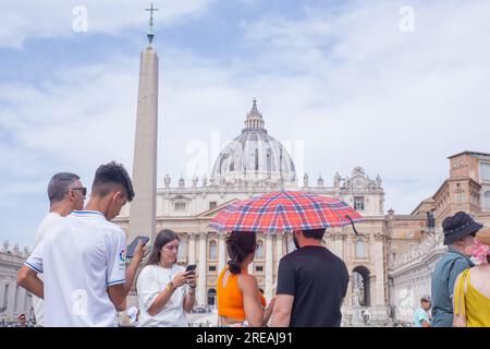 Roma, Italia. 26 luglio 2023. Turisti in coda per entrare in St Pietro a Roma in una calda giornata estiva (foto di Matteo Nardone/Pacific Press) credito: Pacific Press Media Production Corp./Alamy Live News Foto Stock
