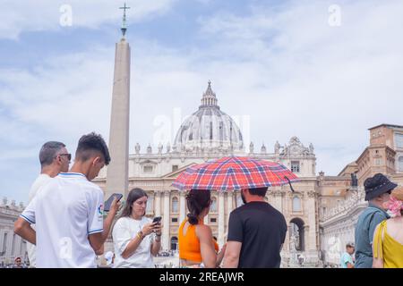 Roma, RM, Italia. 26 luglio 2023. Turisti in coda per entrare in St Basilica di Pietro a Roma in una calda giornata estiva (Credit Image: © Matteo Nardone/Pacific Press via ZUMA Press Wire) SOLO USO EDITORIALE! Non per USO commerciale! Foto Stock