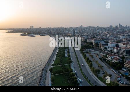 Vista droni su Maltepe Sahil al tramonto. Vista aerea del parco e del porto nel quartiere di Maltepe sulla costa del Mare di Marmara sul lato asiatico di Istanbul. Foto Stock