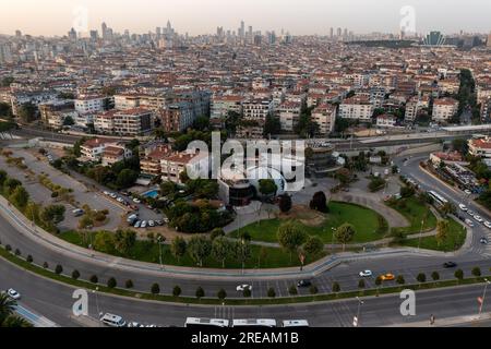 Vista droni su Maltepe Sahil al tramonto. Vista aerea del parco e del porto nel quartiere di Maltepe sulla costa del Mare di Marmara sul lato asiatico di Istanbul. Foto Stock