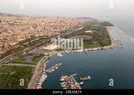 Vista droni su Maltepe Sahil al tramonto. Vista aerea del parco e del porto nel quartiere di Maltepe sulla costa del Mare di Marmara sul lato asiatico di Istanbul. Foto Stock