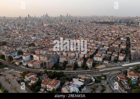 Vista droni su Maltepe Sahil al tramonto. Vista aerea del parco e del porto nel quartiere di Maltepe sulla costa del Mare di Marmara sul lato asiatico di Istanbul. Foto Stock