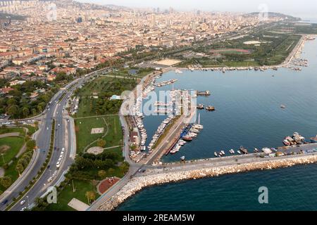 Vista droni su Maltepe Sahil al tramonto. Vista aerea del parco e del porto nel quartiere di Maltepe sulla costa del Mare di Marmara sul lato asiatico di Istanbul. Foto Stock