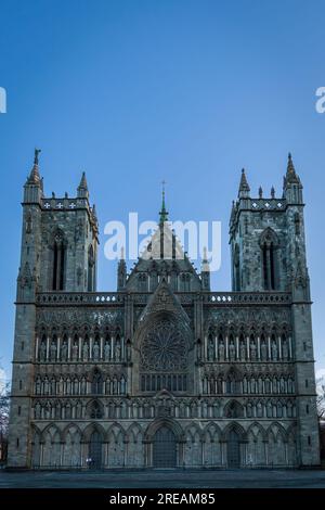 Fronte ovest della cattedrale di Nidaros a Trondheim, Norvegia, in inverno, contro il cielo blu Foto Stock