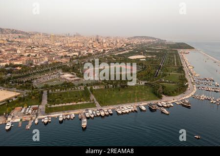 Vista droni su Maltepe Sahil al tramonto. Vista aerea del parco e del porto nel quartiere di Maltepe sulla costa del Mare di Marmara sul lato asiatico di Istanbul. Foto Stock