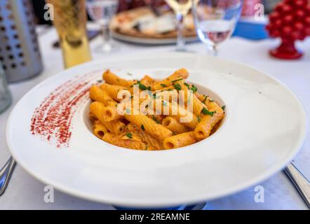 Rigatoni Francescana servito in un ristorante sulla spiaggia di Cefalù lungo il lungomare Giuseppe Giardina. Foto Stock