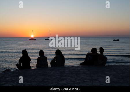 La spiaggia e il mare di Cefalù durante un tramonto nel luglio 2023. La storica Cefalù è una delle principali mete turistiche della Sicilia. Foto Stock