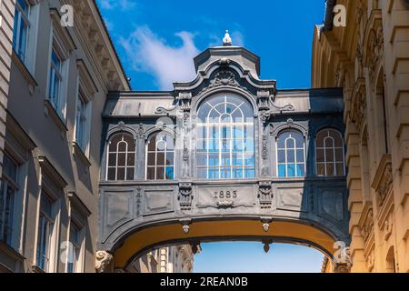 Il Ponte dei Sospiri è stato progettato sulla base del famoso ponte di Venezia. Il ponte si trova tra due edifici, il Bérpalota e il Municipio. Foto Stock