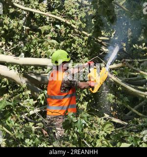 Milano, Italia. 27 luglio 2023. Grande lavoro coordinato di vigili del fuoco, veicoli militari e militari dell'esercito italiano per liberare strade e auto intrappolate dopo la violenta tempesta del 25 luglio. Credito: Agenzia fotografica indipendente/Alamy Live News Foto Stock