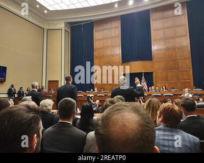 Rayburn House Office Building, 45 Independence Ave, Washington DC, 20515. 26 luglio 2023. Di fronte alla dura resistenza della difesa e della comunità intel, il Comitato per la sorveglianza giura in importanti ex testimoni del Pentagono e militari, mentre rivelano nuove informazioni sui fenomeni aerei non identificati (UAP) e lo stoccaggio nascosto di imbarcazioni UFO da parte delle agenzie del governo degli Stati Uniti -- per ottenere un vantaggio geopolitico strategico. Credito: ©Julia Mineeva/EGBN TV News/Alamy Live News Foto Stock